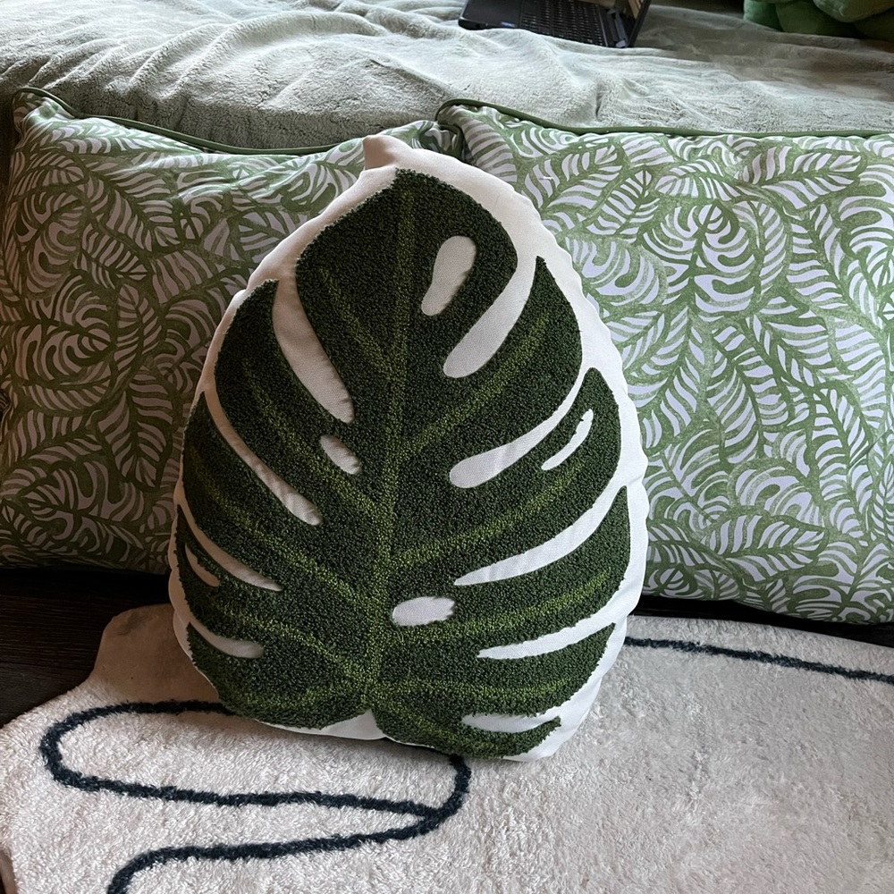 Leafy pillow set